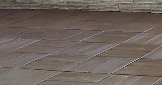 Бетонная брусчатка двора в Куйбышеве в октябре