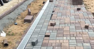 Профессиональная укладка плитки на улице в Куйбышеве в октябре