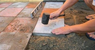 Укладка тротуарной плитки на основание в Куйбышеве в октябре