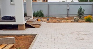 Укладка тротуарной плитки во дворе в Куйбышеве в октябре