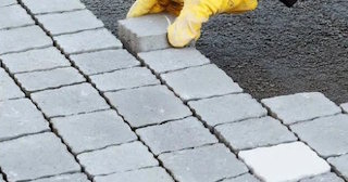 Укладка квадратной тротуарной плитки в Куйбышеве в октябре