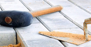 Профессиональная укладка тротуарной брусчатки в Куйбышеве в октябре
