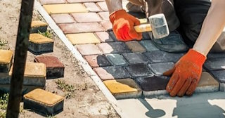 Укладка брусчатки «старый город» три цвета в Куйбышеве в октябре